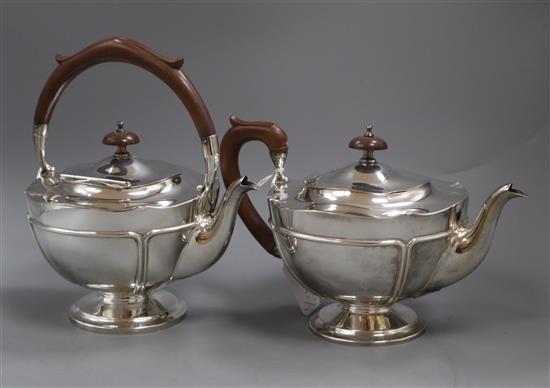 A George V Mappin and Webb silver tea kettle and matching teapot, Birmingham, 1924.